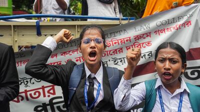 তবে তাঁকে পরীক্ষায় বসার আর্জি জানিয়েছেন পশ্চিমবঙ্গ মহিলা কমিশনের সদস্যরা। সবরকমের সহযোগিতার আশ্বাস দিয়েছেন। ইতিমধ্যে নির্যাতিতা ছাত্রী ও তাঁর পরিবারের সঙ্গে দেখা করেছে কমিশন। সেইসময় ছাত্রী জানিয়েছিলেন, তাঁর যা মানসিক অবস্থা, তাতে তিনি আদৌও প্রথম সেমেস্টারের পরীক্ষায় বসতে পারবেন কিনা, তা জানেন না। (প্রতিবাদের ছবি, সৌজন্যে পিটিআই) তবে তাঁকে পরীক্ষায় বসার আর্জি জানিয়েছেন পশ্চিমবঙ্গ মহিলা কমিশনের সদস্যরা। সবরকমের সহযোগিতার আশ্বাস দিয়েছেন। ইতিমধ্যে নির্যাতিতা ছাত্রী ও তাঁর পরিবারের সঙ্গে দেখা করেছে কমিশন। সেইসময় ছাত্রী জানিয়েছিলেন, তাঁর যা মানসিক অবস্থা, তাতে তিনি আদৌও প্রথম সেমেস্টারের পরীক্ষায় বসতে পারবেন কিনা, তা জানেন না। (প্রতিবাদের ছবি, সৌজন্যে পিটিআই)