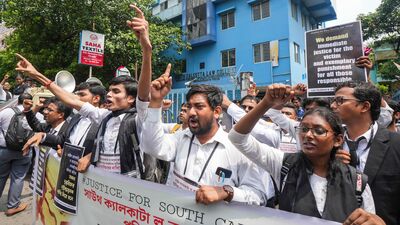 ওই প্রতিবেদন অনুযায়ী, নির্যাতিতা ছাত্রীর এক বন্ধু আবার মহিলা কমিশনের কাছে আর্জি জানান যে কলেজ পালটানো যায় কিনা। মহিলা কমিশনের প্রধান জানিয়েছেন, নির্যাতিতার বন্ধু জানিয়েছেন যে তরুণীর পক্ষে কসবার আইন কলেজে পড়াশোনা চালিয়ে যাওয়া মানসিকভাবে অত্যন্ত কঠিন। সেই পরিস্থিতিতে রাজ্য সরকারের কাছে সেই বিষয়টি জানতে চাওয়া হয়েছে। তবে আপাতত রাজ্যের তরফে সেই বিষয়ে কিছু জানানো হয়নি বলে দাবি করেছেন মহিলা কমিশনের চেয়ারপার্সন। (প্রতিবাদের ছবি, সৌজন্যে পিটিআই) ওই প্রতিবেদন অনুযায়ী, নির্যাতিতা ছাত্রীর এক বন্ধু আবার মহিলা কমিশনের কাছে আর্জি জানান যে কলেজ পালটানো যায় কিনা। মহিলা কমিশনের প্রধান জানিয়েছেন, নির্যাতিতার বন্ধু জানিয়েছেন যে তরুণীর পক্ষে কসবার আইন কলেজে পড়াশোনা চালিয়ে যাওয়া মানসিকভাবে অত্যন্ত কঠিন। সেই পরিস্থিতিতে রাজ্য সরকারের কাছে সেই বিষয়টি জানতে চাওয়া হয়েছে। তবে আপাতত রাজ্যের তরফে সেই বিষয়ে কিছু জানানো হয়নি বলে দাবি করেছেন মহিলা কমিশনের চেয়ারপার্সন। (প্রতিবাদের ছবি, সৌজন্যে পিটিআই)