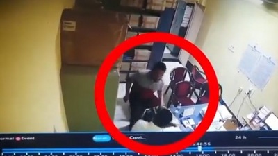 বিশ্ববিদ্যালয়ের সহকারী রেজিস্ট্রারকে জুতো পরে থালি মারছেন হুমায়ুন কবির