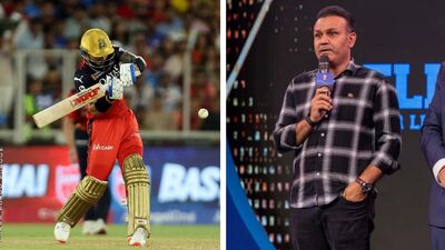 সেহওয়াগের ছেলের পাশাপাশি ডিপিএলের নিলামে নজর ছিল বিরাট কোহলির ভাইপোর দিকেও। তাঁর নামও আবার আর্যবীর। তিনি দল পেয়ে গিয়েছেন। এক লাখ টাকায় বিরাটের ভাইপোকে দলে নিয়েছে সাউথ দিল্লি সুপারস্টার। যে দলটা ২০২৪ সালের দিল্লি প্রিমিয়র লিগে রানার্স-আপ হয়েছিল। আর অধিনায়ক হলেন লখনউ সুপার জায়ান্টসের আয়ুষ বাদোনি। (ফাইল ছবি, সৌজন্যে রয়টার্স এবং DDCA) সেহওয়াগের ছেলের পাশাপাশি ডিপিএলের নিলামে নজর ছিল বিরাট কোহলির ভাইপোর দিকেও। তাঁর নামও আবার আর্যবীর। তিনি দল পেয়ে গিয়েছেন। এক লাখ টাকায় বিরাটের ভাইপোকে দলে নিয়েছে সাউথ দিল্লি সুপারস্টার। যে দলটা ২০২৪ সালের দিল্লি প্রিমিয়র লিগে রানার্স-আপ হয়েছিল। আর অধিনায়ক হলেন লখনউ সুপার জায়ান্টসের আয়ুষ বাদোনি। (ফাইল ছবি, সৌজন্যে রয়টার্স এবং DDCA)