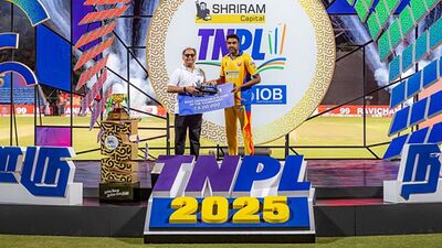 টুর্নামেন্টের সব থেকে দামি পুরস্কার উঠল অশ্বিনের হাতে। ছবি- টিএনপিএল।
