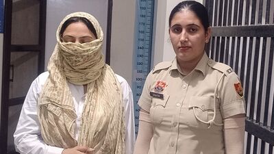 চারবারেরও বেশি পাকিস্তানে সফর করেছে জ্যোতি। এর মধ্যে ২০২৩ সালেই ২ বার পাকিস্তানে গিয়েছিল সে। হোয়াটসঅ্যাপ, টেলিগ্রাম এবং স্ন্যাপচ্যাটের মতো এনক্রিপ্টেড প্ল্যাটফর্মের মাধ্যমে পাকিস্তানি গোয়েন্দাদের সঙ্গে নিয়মিত যোগাযোগ রক্ষা করত জ্যোতি। আধিকারিকদের দাবি, জম্মু ও কাশ্মীরের পহেলগাঁওয়ে জঙ্গি হামলার পর শুরু হওয়া সাম্প্রতিক 'অপারেশন সিঁদুর' সম্পর্কিত তথ্য-সহ ভারতীয় সামরিক ঘাঁটি ও কার্যকলাপ সম্পর্কিত স্পর্শকাতর তথ্য শেয়ার করত জ্যোতি। (HT_PRINT) চারবারেরও বেশি পাকিস্তানে সফর করেছে জ্যোতি। এর মধ্যে ২০২৩ সালেই ২ বার পাকিস্তানে গিয়েছিল সে। হোয়াটসঅ্যাপ, টেলিগ্রাম এবং স্ন্যাপচ্যাটের মতো এনক্রিপ্টেড প্ল্যাটফর্মের মাধ্যমে পাকিস্তানি গোয়েন্দাদের সঙ্গে নিয়মিত যোগাযোগ রক্ষা করত জ্যোতি। আধিকারিকদের দাবি, জম্মু ও কাশ্মীরের পহেলগাঁওয়ে জঙ্গি হামলার পর শুরু হওয়া সাম্প্রতিক 'অপারেশন সিঁদুর' সম্পর্কিত তথ্য-সহ ভারতীয় সামরিক ঘাঁটি ও কার্যকলাপ সম্পর্কিত স্পর্শকাতর তথ্য শেয়ার করত জ্যোতি। (HT_PRINT)