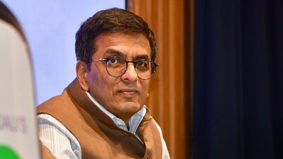বাড়ি খালি করতে কেন এত সময় লাগল, এই প্রশ্নের উত্তরে বিচারপতি চন্দ্রচূড় বলেন, 'আমার সমস্ত জিনিসপত্র প্যাক করা আছে। আমাদের আসবাবপত্র প্যাক করা আছে। শুধু দৈনন্দিন ব্যবহারের আসবাবপত্র বাইরে রাখা হয়। সেগুলি ট্রাকে তুলে নতুন বাসায় নিয়ে যেতে হবে। এই প্রক্রিয়ায় সর্বোচ্চ ১০ দিন বা দুই সপ্তাহ সময় লাগবে।' বিচারপতি চন্দ্রচূড় এখন তিন মূর্তি মার্গে অবস্থিত সরকারি বাড়িতে চলে যাবেন। ওরা এই বাড়িতে ছ'মাস থাকতে পারবে। বাড়ি খালি করতে কেন এত সময় লাগল, এই প্রশ্নের উত্তরে বিচারপতি চন্দ্রচূড় বলেন, 'আমার সমস্ত জিনিসপত্র প্যাক করা আছে। আমাদের আসবাবপত্র প্যাক করা আছে। শুধু দৈনন্দিন ব্যবহারের আসবাবপত্র বাইরে রাখা হয়। সেগুলি ট্রাকে তুলে নতুন বাসায় নিয়ে যেতে হবে। এই প্রক্রিয়ায় সর্বোচ্চ ১০ দিন বা দুই সপ্তাহ সময় লাগবে।' বিচারপতি চন্দ্রচূড় এখন তিন মূর্তি মার্গে অবস্থিত সরকারি বাড়িতে চলে যাবেন। ওরা এই বাড়িতে ছ'মাস থাকতে পারবে।