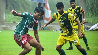 আর সেই ঘটনা আজ ব্যারাকপুর স্টেডিয়ামে ঘটেছে। বৃষ্টির মধ্যেই মোহনবাগানের বিরুদ্ধে নামে রেলওয়ে। ম্যাচের ৩৫ মিনিট নাগাদ মার্শাল কিস্কুর ট্যাকলে পায়ে গুরুতর চোট পান রেলওয়ের তারক। যন্ত্রণায় কাতরাতে থাকেন। আর তারপরই বাংলার ফুটবলের ভয়ংকর ছবিটা সামনে চলে আসে। লজ্জায় মাথা হেঁট হয়ে যায়। (ম্যাচের দৃশ্য, সৌজন্যে IFA) আর সেই ঘটনা আজ ব্যারাকপুর স্টেডিয়ামে ঘটেছে। বৃষ্টির মধ্যেই মোহনবাগানের বিরুদ্ধে নামে রেলওয়ে। ম্যাচের ৩৫ মিনিট নাগাদ মার্শাল কিস্কুর ট্যাকলে পায়ে গুরুতর চোট পান রেলওয়ের তারক। যন্ত্রণায় কাতরাতে থাকেন। আর তারপরই বাংলার ফুটবলের ভয়ংকর ছবিটা সামনে চলে আসে। লজ্জায় মাথা হেঁট হয়ে যায়। (ম্যাচের দৃশ্য, সৌজন্যে IFA)