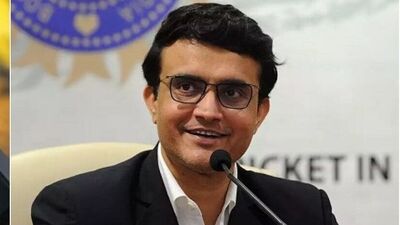 টেস্ট বোলার হিসেবে, ইডেন গার্ডেন্স ছিল সৌরভের সবচেয়ে সফল শিকারের মাঠ। সেখানে তিনি মোট পাঁচটি উইকেট নেন। যার মধ্যে অস্ট্রেলিয়ার বিরুদ্ধে ২৮ রানে ৩ উইকেট ছিল দীর্ঘ ফরম্যাটের খেলায় তাঁর সেরা বোলিং পারফরম্যান্স। টেস্ট বোলার হিসেবে, ইডেন গার্ডেন্স ছিল সৌরভের সবচেয়ে সফল শিকারের মাঠ। সেখানে তিনি মোট পাঁচটি উইকেট নেন। যার মধ্যে অস্ট্রেলিয়ার বিরুদ্ধে ২৮ রানে ৩ উইকেট ছিল দীর্ঘ ফরম্যাটের খেলায় তাঁর সেরা বোলিং পারফরম্যান্স।