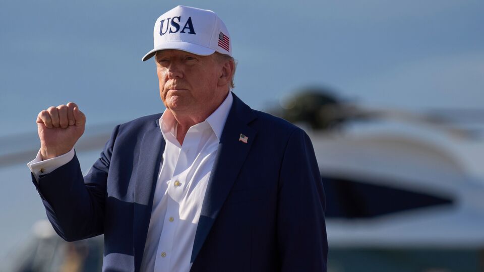 উল্লেখ্য, ব্রিকস ২০২৫ সম্মেলনে ইরানের ওপর যুক্তরাষ্ট্র ও ইজরায়েলের সামরিক হামলার নিন্দা জানানো হয়েছে। এছাড়া মার্কিন যুক্তরাষ্ট্রের নাম না নিয়েই একতরফা শুল্ক চাপানোর বিষয় নিয়েও নিন্দা জানানো হয়েছে। এই আবহে মার্কিন রাষ্ট্রপতি ঘোষণা করেন, ব্রিকসের নীতি অনুসরণ করা দেশগুলির ওপর অতিরিক্ত ১০ শতাংশ শুল্ক আরোপ করা হবে। (AP)