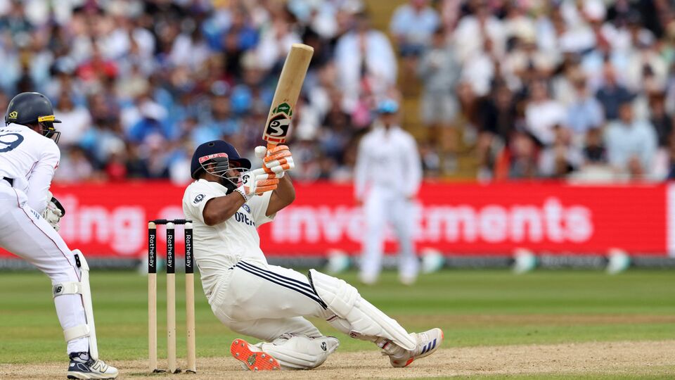 আবার ভারতের তারকা উইকেটকিপার ঋষভ পন্তকে রেখে দিয়েছে পুরানি দিল্লি। কেকেআরের তারকা পেসার হর্ষিত রানাকে রিটেন করেছে নর্থ দিল্লি স্ট্রাইকার্স। নয়া যে দুটি ফ্র্যাঞ্চাইজি এবার যুক্ত হয়েছে, তাদের মধ্যে ড্রাফট থেকে প্রিয়াংশ আর্যকে নিয়েছে আউটার দিল্লি ওয়ারির্স। আর হিম্মত সিংকে নিয়ে নয়াদিল্লি টাইগার্স। (ফাইল ছবি, সৌজন্যে এএফপি)