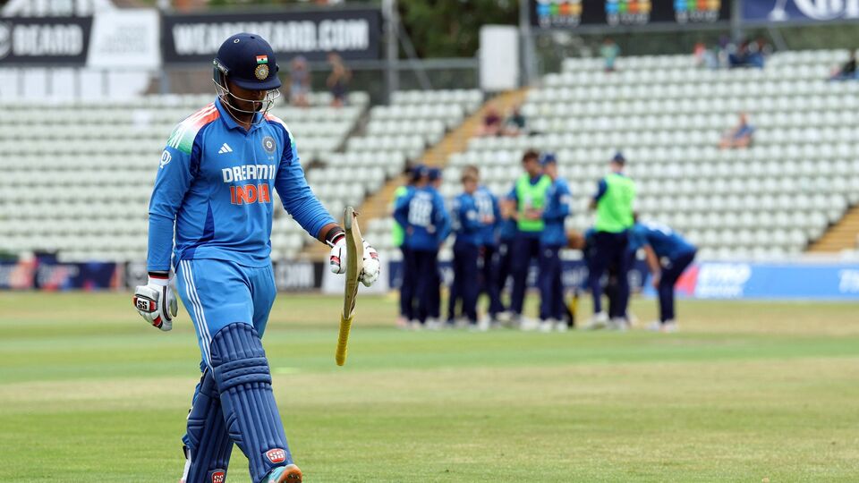 নিয়মরক্ষার ম্যাচে ভারতের অনূর্ধ্ব-১৯ দলকে সাত উইকেটে হারিয়ে দিল ইংল্যান্ড। প্রথমে ব্যাট করে নয় উইকেটে মাত্র ২১০ রান তোলে ভারত। জবাবে ১৮.৫ ওভার (১১৩ বল) বাকি থাকতেই জিতে যান ইংরেজরা। তবে তাতে ভারতের সিরিজ জয় আটকায়নি। কারণ আগের ম্যাচটা জিতেই নিজেদের পকেটে সিরিজ পুরে নিয়েছিল ভারত। শেষপর্যন্ত সিরিজের ফল হল ৩-২। (ছবি সৌজন্যে রয়টার্স)