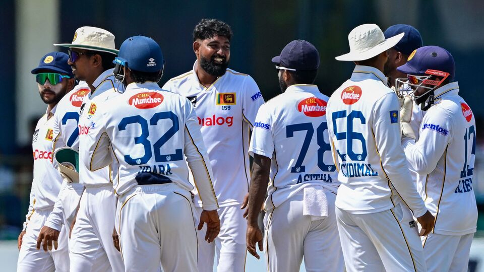 ইংল্যান্ড টেস্ট চ্যাম্পিয়নশিপ টেবিলে পিছনে হাঁটায় লাভ হয় শ্রীলঙ্কার। তারা নতুন করে মাঠে না নেমেও লিগ টেবিলের দ্বিতীয় স্থানে উঠে আসে। ২ ম্যাচে শ্রীলঙ্কার খাতায় রয়েছে ৬৬.৬৭ শতাংশ হারে ১৬ পয়েন্ট। ছবি- এএফপি।