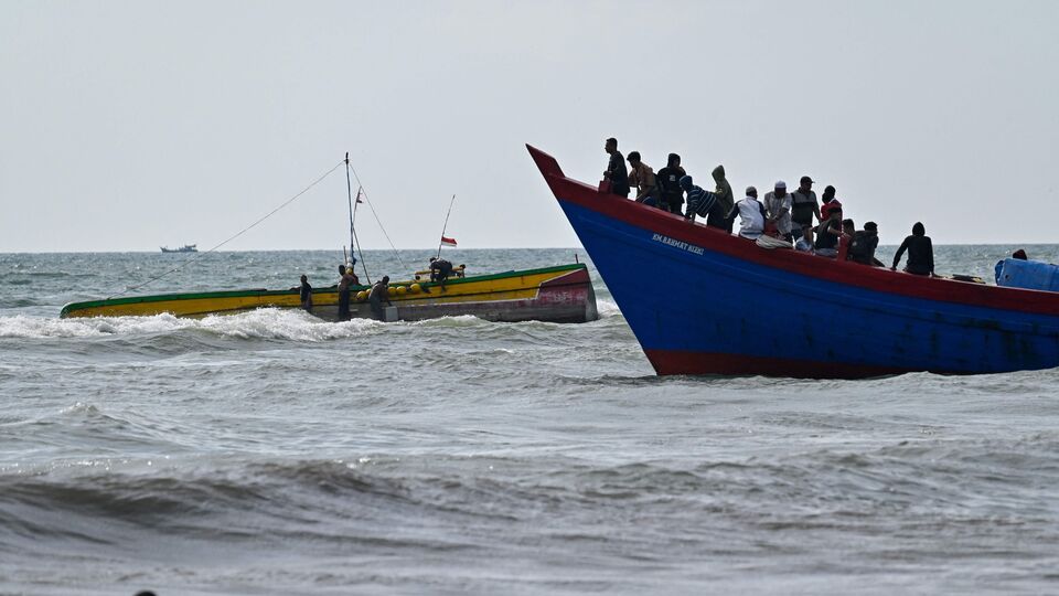 সোমবার মহারাষ্ট্রের রায়গড়ের রেভডান্ডা উপকূলের কাছে একটি 'সন্দেহজনক' নৌকা দেখা যায়। এরপর থেকেই রায়গড়ে উপকূলীয় এলাকায় নিরাপত্তা বাড়ানো হয়। এক আধিকারিক জানিয়েছেন, সতর্কতা হিসেবে ওই এলাকায় পুলিশের একটি বড় বাহিনী মোতায়েন করা হয়েছে। (AFP)