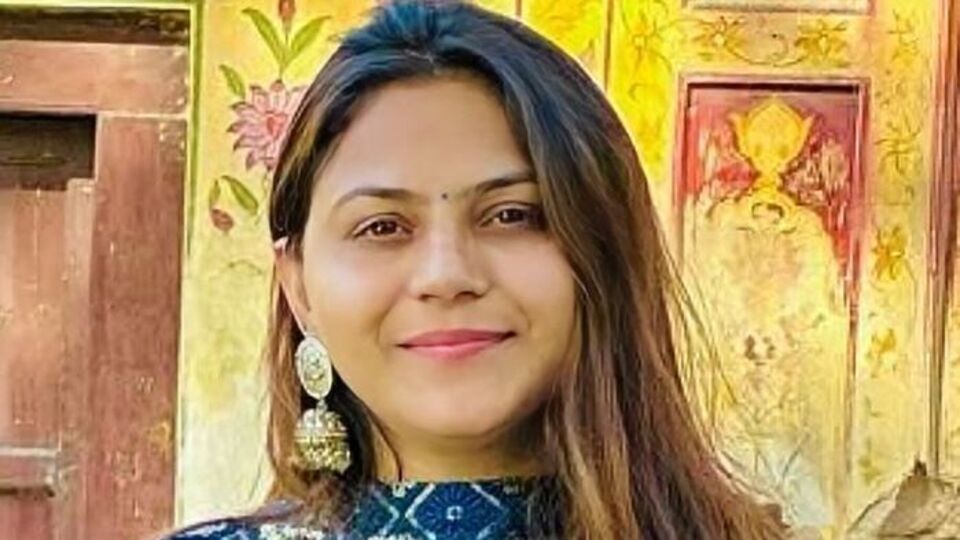 তদন্তে জানা গেছে, জ্যোতি মালহোত্রা ২০২৩ সালে একটি প্রতিনিধি দলের সঙ্গে প্রথম পাকিস্তান সফরে যান। সেখানেই তাঁর দেখা হয়েছিল দানিশের সঙ্গে। ভারতে ফেরার পরও জ্যোতি যোগাযোগ রেখে চলেছিলেন দানিশের সঙ্গে। দানিশের সুপারিশে জ্যোতি দ্বিতীয়বার পাকিস্তানে যায়। সেখানে সে আলি আহসানের সাথে পরিচিত হয়। এই আলি আহসানই জ্যোতির পাকিস্তান ভ্রমণের ব্যবস্থা করে দেয়। জ্যোতিকে শাকির ও রানা শাহবাজের মতো পাকিস্তানি গোয়েন্দা ও নিরাপত্তা কর্মকর্তাদের সাথে পরিচয় করিয়ে দেয় আলি। সন্দেহ এড়াতে শাকিরের নম্বর 'জাট রান্ধাওয়া' নামে সেভ করেছিল ফোনে। (HT_PRINT)