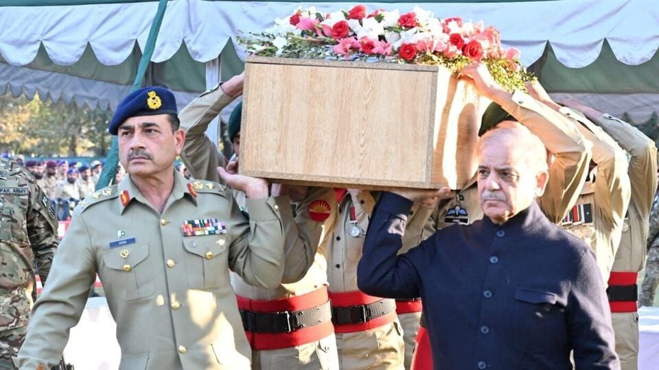 পাকিস্তানের প্রতিরক্ষা মন্ত্রী কিছু দিন আগেই চিনের সঙ্গে তাদের গোয়েন্দা তথ্য ভাগাভাগি নিয়ে যে বার্তা দিয়েছিলেন, তার থেকে কার্যত ১৮০ ডিগ্রি উল্টো সুরে এবার কথা বলতে শোনা গেল পাকিস্তানের সেনাপ্রধান আসিম মুনিরকে। সদ্য অপারেশন সিঁদুরের সময় পাকিস্তানের সঙ্গে তুরস্ক আর চিনের আঁতাতের কথা তুলে ধরেছে দিল্লি। আর সেই পর্দাফাঁস হতেই এবার মুনির খুললেন মুখ।(via REUTERS)