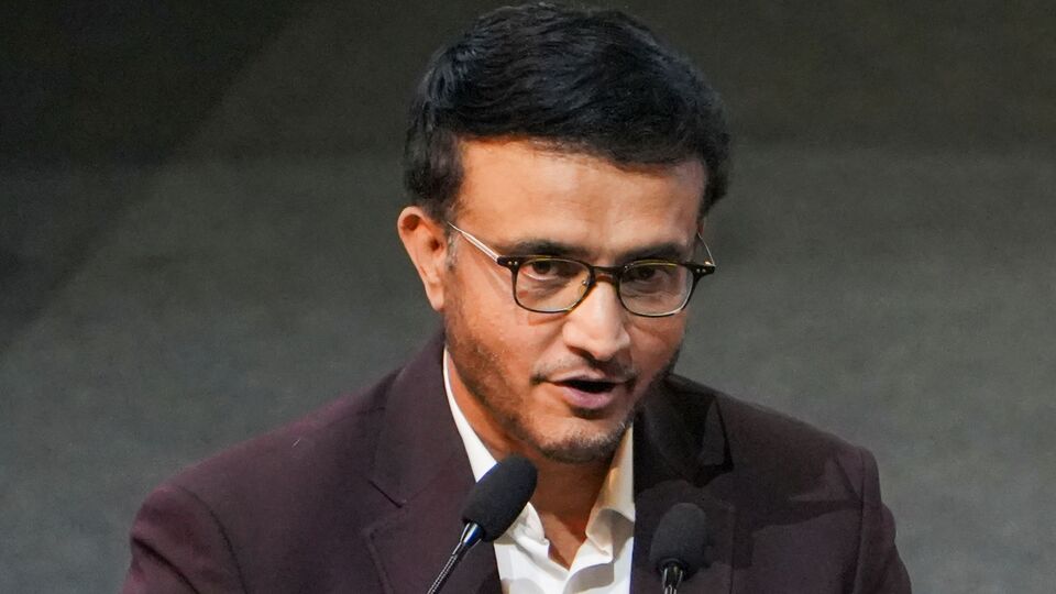এমনিতে ডানহাতি হওয়া সত্ত্বেও, সৌরভ বাঁ-হাতে ব্যাটিং শুরু করেছিলেন কারণ তাঁর দাদা স্নেহাশিসের কিট দিয়ে তিনি ক্রিকেট খেলা শুরু করেন। স্নেহাশিস ছোট থেকেই বাঁ-হাতি ছিলেন।(PTI)
