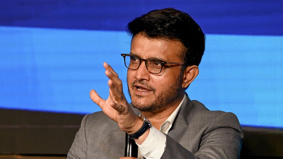 তৎকালীন অধিনায়ক মোহাম্মদ আজহারউদ্দিনের খারাপ আচরণের অভিযোগ করে নভজ্যোত সিং সিধু ভারতীয় দল ছেড়ে যাওয়ার পরেই সৌরভ লর্ডসে ইংল্যান্ডের বিরুদ্ধে টেস্টে খেলেন। আর তার পরের কথা তো সবার জানা।(PTI)