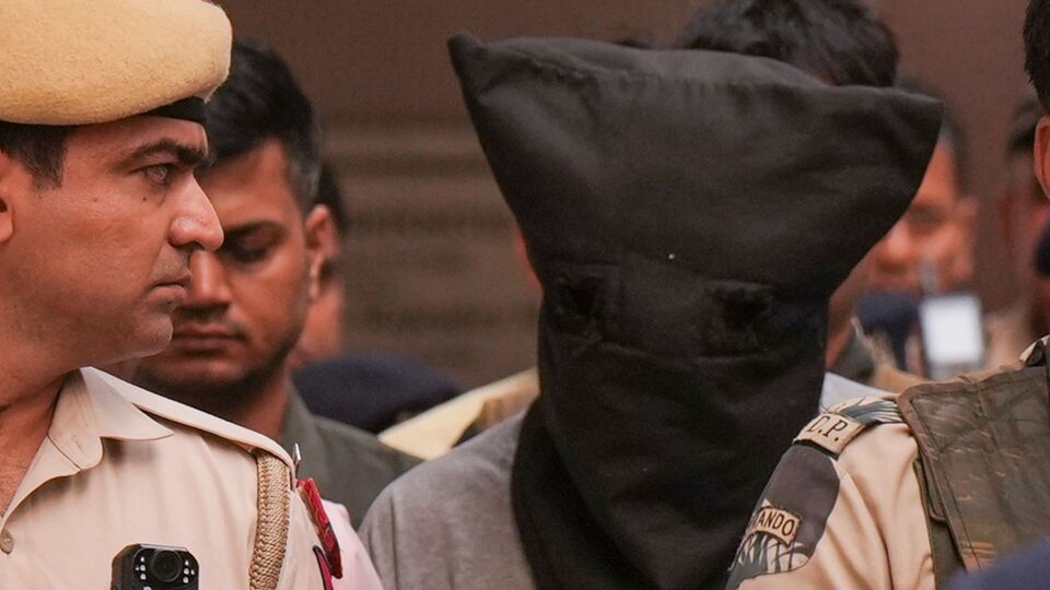 সূত্রের খবর, রানা জানিয়েছে, সে সেই সময় ছত্রপতি শিবাজি মহারাজ টার্মিনাসে ছিল। সে আরও বলে, খালিজ যুদ্ধের সময় পাকিস্তান সেনাবাহিনী তাকে সৌদি আরবে পাঠিয়েছিল। সন্ত্রাসবাদী সংগঠন লস্করের পাশাপাশি হরকত-উল-জিহাদি ইসলামি (হুজি) এবং পাকিস্তান-ভিত্তিক অন্যান্য জঙ্গি সংগঠনের সঙ্গে যোগ আছে তাহাউর রানার। (PTI)