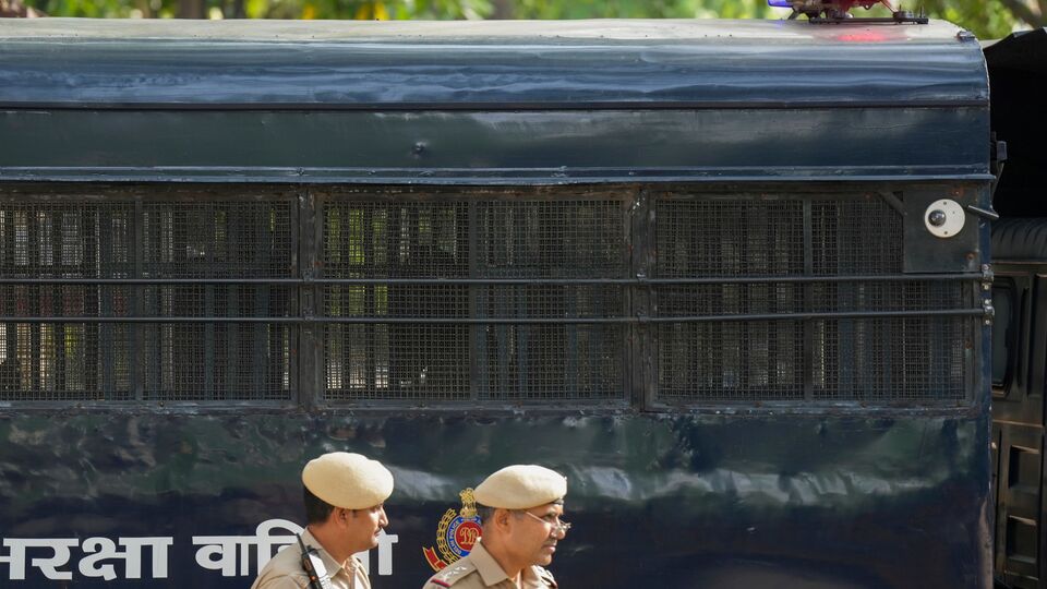 ২০০৮ সালের ২৬ নভেম্বর পাকিস্তান থেকে সমুদ্রপথে মুম্বাইয়ে ঢুকে একটি রেল স্টেশন, দুটি বিলাসবহুল হোটেলে হামলা চালিয়েছিল ১০ পাকিস্তানি জঙ্গি। প্রায় ৬০ ঘণ্টা ধরে চলা ওই হামলায় ১৬৬ জন নিহত হয়েছিলেন। খতম করা হয়েছিল ৯ জন জঙ্গিকে। জীবিত ধরা পড়েছিল আজমল কসাব। (PTI)