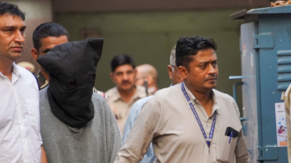 তাহাউর রানাকে সম্প্রতি মার্কিন যুক্তরাষ্ট্র থেকে প্রত্যর্পণ করে ভারতে আনা হয়েছিল। সূত্রের খবর, এনআইএ জেরায় রানা স্বীকার করেছে যে সে পাক সেনার বিশ্বস্ত এজেন্ট ছিল। সূত্রের খবর, রানা জানিয়েছে, বন্ধু ডেভিড হেডলির সঙ্গে পাকিস্তানের লস্কর-ই-তৈবার হয়ে বেশ কয়েকটি প্রশিক্ষণ সেশনে অংশ নিয়েছিল সে। রানা বলে, লস্কর মূলত গুপ্তচরবৃত্তির নেটওয়ার্ক হিসেবে কাজ করত। (PTI)