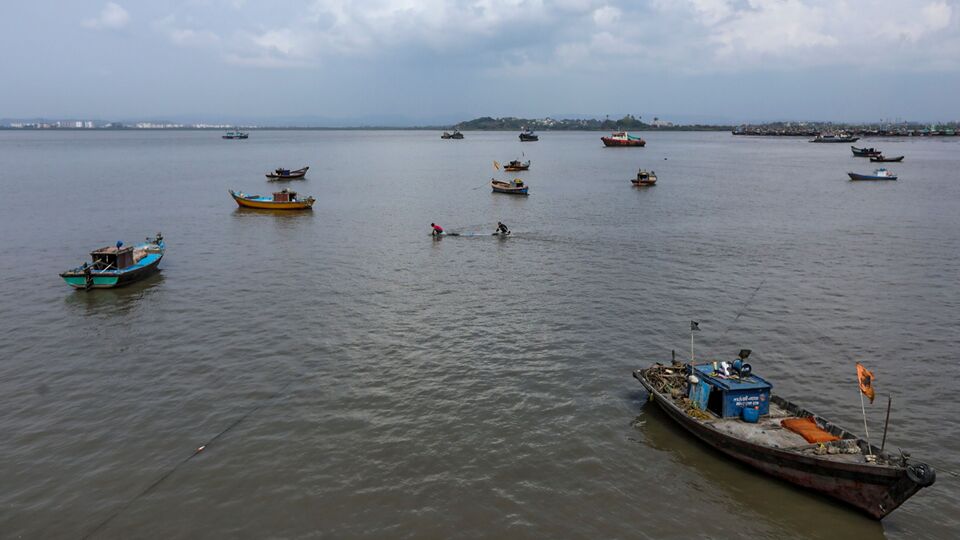 রায়গড়ের পুলিশ সুপার আঁচল দালাল এবং অন্যান্য উচ্চপদস্থ পুলিশ আধিকারিকরা পরিস্থিতি খতিয়ে দেখতে উপকূলে পৌঁছেছেন। পুলিশ সুপার একটি বার্জ ব্যবহার করে নৌকায় পৌঁছানোর চেষ্টা করলেও আবহাওয়ার কারণে ফিরে আসতে বাধ্য হন। ভারী বৃষ্টিপাত এবং তীব্র বাতাসের কারণে নৌকাটিতে পৌঁছানোর প্রচেষ্টা বাধাগ্রস্থ হচ্ছে বারবার। (PTI)