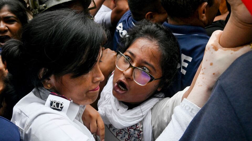 সংবাদমাধ্যম দ্য টাইমস অফ ইন্ডিয়ায় পশ্চিমবঙ্গ মহিলা কমিশনের প্রধান লীনা গঙ্গোপাধ্যায় বলেন, 'আমরা ওকে প্রথম সেমেস্টারের পরীক্ষার জন্য প্রস্তুতি নিয়ে বলেছি। আর পরীক্ষা দিতে বলেছি। আমরা বলেছি যে তোমার কী হয়েছে? কিছুই হয়নি। যে নোংরামি করেছে, তার লজ্জিত হওয়া উচিত। তোমায় ভালোভাবে পড়তে হবে আর পরীক্ষা দিতে হবে। আমরা পাশে আছি।' (প্রতিবাদের ছবি, সৌজন্যে পিটিআই)