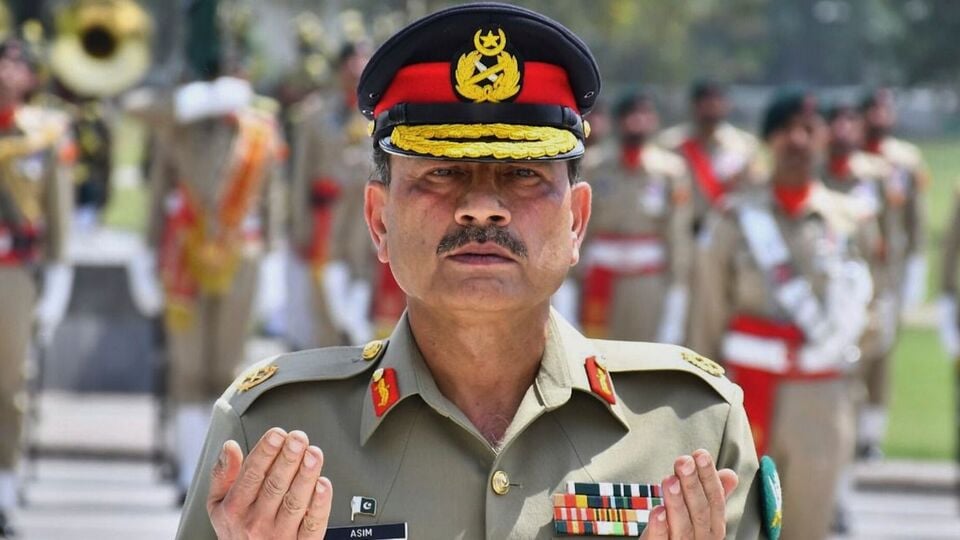ইসলামাবাদের প্রতিরক্ষা বিশ্ববিদ্যালয়ে ওই বক্তব্য রাখার সময় আসিম মুনিরের কণ্ঠে ফের ভারত বিরোধিতা ওঠে। তাঁর অভিযোগ, দুটি দেশের সেনা সংঘাতের মধ্যে বাইরের দেশগুলিকে টানা হচ্ছে। মুনির বলেন,' শুধুমাত্র দুটি দেশের সেনা সংঘাতে অন্য দেশের নাম অংশিদার হিসাবে তুলে ধরা ক্যাম্প রাজনীতির বাজে চেষ্টা।'(AP)