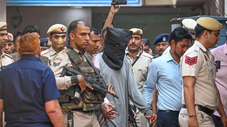 পাকিস্তানি বংশোদ্ভূত কানাডিয়ান রানা বর্তমানে বিচারবিভাগীয় হেফাজতে রয়েছে। ২৬/১১ মুম্বই হামলার মূল চক্রী ডেভিড কোলম্যান হেডলি ওরফে দাউদ গিলানির ঘনিষ্ঠ সহযোগী রানাকে ৪ এপ্রিল ভারতে নিয়ে আসা হয়। সূত্র উদ্ধৃত করে প্রতিবেদনে বলা হয়েছে, রানা স্বীকার করেছে যে হামলার সময় সে মুম্বাইয়ে ছিল এবং সন্ত্রাসবাদী পরিকল্পনাতেও অংশ নিয়েছিল। (HT_PRINT)