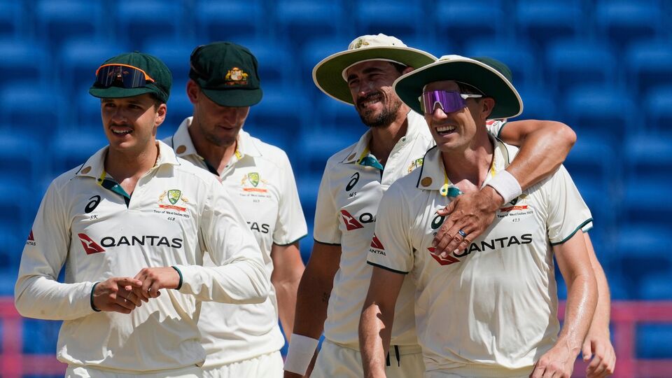 এই মুহূর্তে টেস্ট চ্যাম্পিয়নশিপ টেবিলের এক নম্বরে রয়েছে অস্ট্রেলিয়া। তারা ওয়েস্ট ইন্ডিজের বিরুদ্ধে ২টি অ্যাওয়ে টেস্টে জয় তুলে নেয়। ফলে ২ ম্যাচে অজিদের সংগ্রহে রয়েছে ২৪ পয়েন্ট। যেহেতু একটি টেস্ট জিতলে সংশ্লিষ্ট দল ১২ পয়েন্ট করে সংগ্রহ করে, তাই প্যাট কামিন্সদের পয়েন্ট সংগ্রহের শতকরা হার ১০০। ছবি- এপি।