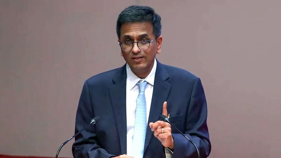 প্রাক্তন প্রধান বিচারপতি ডিওয়াই চন্দ্রচূড় বলছেন, আমাদের সব লাগেজ প্যাক করা আছে। আমরা শীঘ্রই এখান থেকে বেরিয়ে আসব। তিনি বলেন, 'আমরা সরে যেতে প্রস্তুত এবং বড়জোর দুই সপ্তাহ বা ১০ দিনের মধ্যে বাড়ি খালি করে দেব।' প্রধান বিচারপতি হিসেবে তিনি দিল্লির কৃষ্ণ মেনন মার্গে ৫ নম্বর বাংলো পেয়েছিলেন। তিনি ২০২৪ সালের নভেম্বরে অবসর গ্রহণ করেন এবং তখন থেকে একই বাংলোতে বসবাস করছেন। 