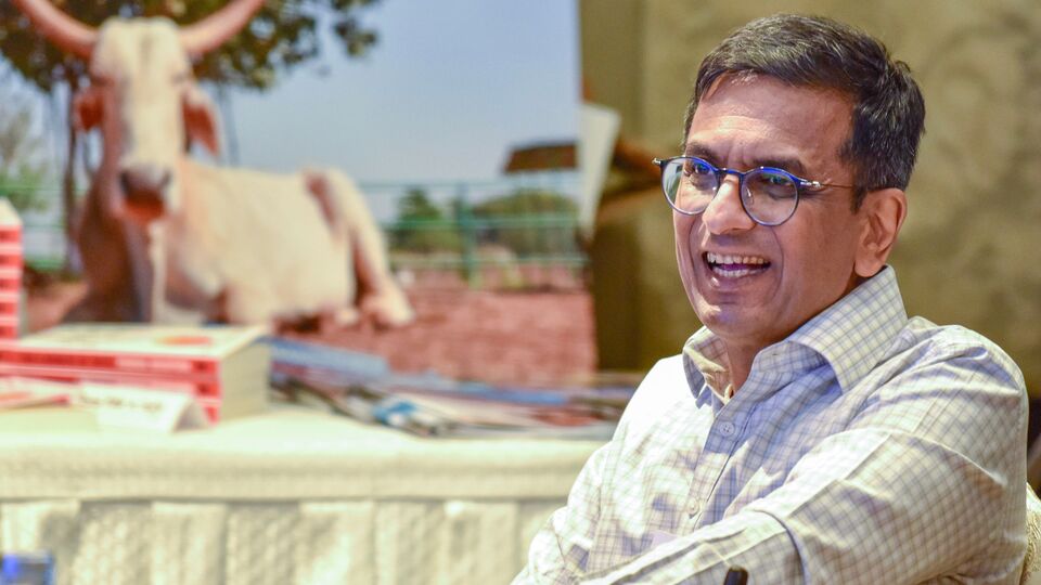 আসলে ৩০ এপ্রিলের মধ্যে বাড়ি খালি করতে বলা হয়েছিল তাঁকে। কিন্তু অনানুষ্ঠানিকভাবে তাঁদের ৩১ মে পর্যন্ত সময় দেওয়া হয়। এর পরেও যখন বাড়ি খালি করা হয়নি, অবশেষে ১ জুলাই সুপ্রিম কোর্ট প্রশাসন কেন্দ্রীয় সরকারকে চিঠি দেয়। বস্তুত, সুপ্রিম কোর্টের জাজেস রুলস, ২০২২ অনুযায়ী, অবসরপ্রাপ্ত প্রধান বিচারপতিরা বিনা ভাড়ায় ৬ মাস সরাকারি বাসভবনে থাকতে পারেন। তবে কৃষ্ণ মেনন মার্গের বাসভবনটি অষ্টম টাইপ বাংলো। তাই এতে থাকার জন্য বিশেষ অনুমতির প্রয়োজন হয়। 