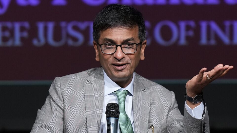 ডিওয়াই চন্দ্রচূড় অবসর গ্রহণের পর বিচারপতি সঞ্জীব খান্না প্রধান বিচারপতি হলেও সরকারি বাসভবন নেননি। তিনি বলেন, আমার মেয়াদ খুবই কম। এমন পরিস্থিতিতে, কোনও বাসস্থানে স্থানান্তরিত হওয়া এবং তারপরে এটি খালি করা একটি জটিল প্রক্রিয়া হবে। কিন্তু এখন ডিওয়াই চন্দ্রচূড় বাংলো খালি না করা নিয়ে কেন্দ্রীয় সরকারকে চিঠি দিয়েছে সুপ্রিম কোর্ট। 