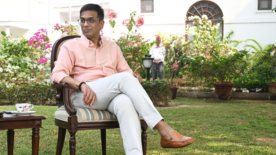 প্রাক্তন প্রধান বিচারপতি বলেন, তাঁর মেয়েরা ভালো নেই এবং তাঁদের বিরল রোগ রয়েছে। মেয়েদের মতো করে ঘর বানাতে চান তিনি। এজন্য বিলম্ব হচ্ছে। চন্দ্রচূড় ও তাঁর স্ত্রী কল্পনা দাস দত্তক নিয়েছিলেন দুই মেয়ে প্রিয়াঙ্কা ও মাহিকে। এর আগেও বিচারপতি ডিওয়াই চন্দ্রচূড় মেয়েদের শারীরিক অবস্থার কথা বলেছিলেন। 