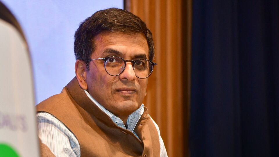 বাড়ি খালি করতে কেন এত সময় লাগল, এই প্রশ্নের উত্তরে বিচারপতি চন্দ্রচূড় বলেন, 'আমার সমস্ত জিনিসপত্র প্যাক করা আছে। আমাদের আসবাবপত্র প্যাক করা আছে। শুধু দৈনন্দিন ব্যবহারের আসবাবপত্র বাইরে রাখা হয়। সেগুলি ট্রাকে তুলে নতুন বাসায় নিয়ে যেতে হবে। এই প্রক্রিয়ায় সর্বোচ্চ ১০ দিন বা দুই সপ্তাহ সময় লাগবে।' বিচারপতি চন্দ্রচূড় এখন তিন মূর্তি মার্গে অবস্থিত সরকারি বাড়িতে চলে যাবেন। ওরা এই বাড়িতে ছ'মাস থাকতে পারবে। 