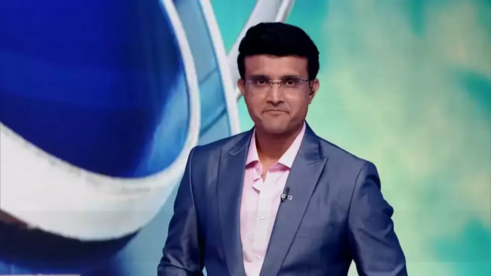 ১৯৯০ সালের রঞ্জি ট্রফির ফাইনালে সৌরভের অভিষেক হয়। এটি ছিল একটি তিক্ত-মধুর দিন। কারণ এই ম্যাচেই তাঁর ভাই স্নেহাশিস স্কোয়াড থেকে বাদ পড়েন। যার ফলে ছোট ভাই মাঠে নামার সুযোগ পান।