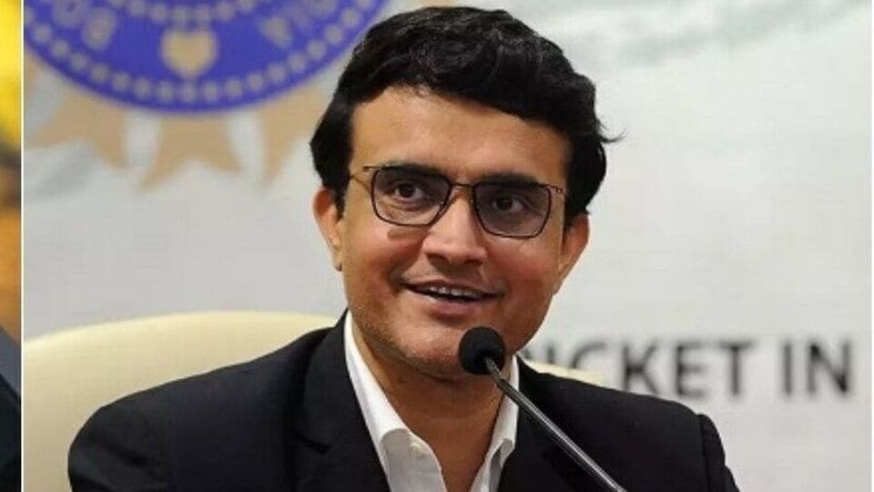 টেস্ট বোলার হিসেবে, ইডেন গার্ডেন্স ছিল সৌরভের সবচেয়ে সফল শিকারের মাঠ। সেখানে তিনি মোট পাঁচটি উইকেট নেন। যার মধ্যে অস্ট্রেলিয়ার বিরুদ্ধে ২৮ রানে ৩ উইকেট ছিল দীর্ঘ ফরম্যাটের খেলায় তাঁর সেরা বোলিং পারফরম্যান্স।
