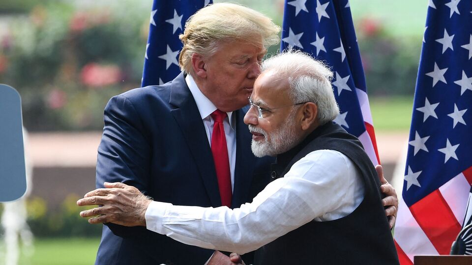 রাশিয়া থেকে তেল ও জ্বালানি পণ্য কেনা চিন ও ভারতের মতো দেশগুলোর ওপর ৫০০ শতাংশ শুল্ক আরোপের প্রস্তাবে সেনেটে একটি বিল অনুমোদন করেছেন মার্কিন প্রেসিডেন্ট ডোনাল্ড ট্রাম্প। মার্কিন সেনেটর লিন্ডসে গ্রাহাম এই বিলটি স্পন্সর করেন। 