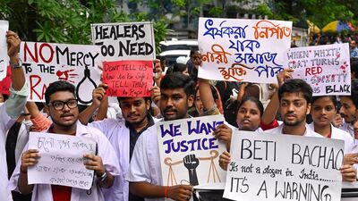 যদিও আরজি করের নির্যাতিতার বাবা-মায়ের আর্জি নিয়ে আপত্তি জানায় রাজ্য সরকার। মঙ্গলবার শিয়ালদা শিয়ালদার অতিরিক্ত মুখ্য বিচারবিভাগীয় ম্যাজিস্ট্রেট অরিজিৎ মণ্ডলের এজলাসে রাজ্যের আইনজীবী শীর্ষেন্দু বন্দ্যোপাধ্যায় সওয়াল করেন, হাইকোর্টে তদন্ত সংক্রান্ত মামলা চলছে। সেই পরিস্থিতিতে কারও ঘটনাস্থল পরিদর্শনের অধিকার নেই। তাই বাবা-মায়ের আবেদন একেবারেই গ্রহণযোগ্য নয়। (ছবিটি প্রতীকী, সৌজন্যে সমীর জানা/হিন্দুস্তান টাইমস) যদিও আরজি করের নির্যাতিতার বাবা-মায়ের আর্জি নিয়ে আপত্তি জানায় রাজ্য সরকার। মঙ্গলবার শিয়ালদা শিয়ালদার অতিরিক্ত মুখ্য বিচারবিভাগীয় ম্যাজিস্ট্রেট অরিজিৎ মণ্ডলের এজলাসে রাজ্যের আইনজীবী শীর্ষেন্দু বন্দ্যোপাধ্যায় সওয়াল করেন, হাইকোর্টে তদন্ত সংক্রান্ত মামলা চলছে। সেই পরিস্থিতিতে কারও ঘটনাস্থল পরিদর্শনের অধিকার নেই। তাই বাবা-মায়ের আবেদন একেবারেই গ্রহণযোগ্য নয়। (ছবিটি প্রতীকী, সৌজন্যে সমীর জানা/হিন্দুস্তান টাইমস)
