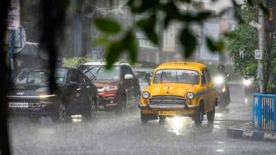 আবহাওয়ার পূর্বাভাসে বলা হচ্ছে, দক্ষিণবঙ্গে আজ বেশ কিছু জেলার কিছু অংশে ৩০ থেকে ৪০ কিলোমিটার গতিতে দমকা হাওয়া বয়ে যাওয়ার সম্ভাবনা রয়েছে। তবে বলা হচ্ছে, মঙ্গলবার বিকেল থেকে পরিস্থিতি স্বাভাবিকের দিকে যেতে পারে, কমতে পারে বৃষ্টি। বুধবার থেকে শুক্রবার পর্যন্ত বৃষ্টির সম্ভাবনা কমবে, নেই ভারী বৃষ্টির সম্ভাবনা। তবে শনিবার থেকে ফের বৃষ্টির সম্ভাবনা রয়েছে। । (ফাইল ছবি, সৌজন্যে এপি) আবহাওয়ার পূর্বাভাসে বলা হচ্ছে, দক্ষিণবঙ্গে আজ বেশ কিছু জেলার কিছু অংশে ৩০ থেকে ৪০ কিলোমিটার গতিতে দমকা হাওয়া বয়ে যাওয়ার সম্ভাবনা রয়েছে। তবে বলা হচ্ছে, মঙ্গলবার বিকেল থেকে পরিস্থিতি স্বাভাবিকের দিকে যেতে পারে, কমতে পারে বৃষ্টি। বুধবার থেকে শুক্রবার পর্যন্ত বৃষ্টির সম্ভাবনা কমবে, নেই ভারী বৃষ্টির সম্ভাবনা। তবে শনিবার থেকে ফের বৃষ্টির সম্ভাবনা রয়েছে। । (ফাইল ছবি, সৌজন্যে এপি)
