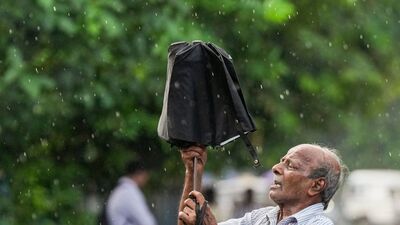 কলকাতার আবহাওয়া- আজ মঙ্গলবার কলকাতায় মূলত আকাশের মুখ ভার থাকবে! সম্ভবানা রয়েছে বিক্ষিপ্ত বর্ষণের। আজ শহরে হালকা থেকে মাঝারি বর্ষণ হতে পারে। সঙ্গে দমকা হাওয়াও বয়ে যাওয়ার সম্ভাবনা রয়েছে। (PTI) কলকাতার আবহাওয়া- আজ মঙ্গলবার কলকাতায় মূলত আকাশের মুখ ভার থাকবে! সম্ভবানা রয়েছে বিক্ষিপ্ত বর্ষণের। আজ শহরে হালকা থেকে মাঝারি বর্ষণ হতে পারে। সঙ্গে দমকা হাওয়াও বয়ে যাওয়ার সম্ভাবনা রয়েছে। (PTI)