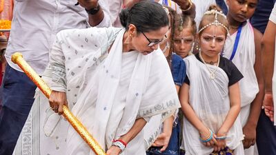 তারইমধ্যে সোমবার হাইকোর্ট নির্দেশ দিয়েছিল, অযোগ্য হিসেবে চিহ্নিত প্রার্থীদের নয়া নিয়োগ প্রক্রিয়ায় বসতে দেওয়া যাবে না। সেই নির্দেশকে চ্যালেঞ্জ করে হাইকোর্টের ডিভিশন বেঞ্চে গেল রাজ্য সরকার এবং কমিশন। ইতিমধ্যে মামলা দায়েরের অনুমতি দেওয়া হয়েছে। বুধবার সেই মামলার শুনানি হতে পারে। (ফাইল ছবি, সৌজন্যে পিটিআই) তারইমধ্যে সোমবার হাইকোর্ট নির্দেশ দিয়েছিল, অযোগ্য হিসেবে চিহ্নিত প্রার্থীদের নয়া নিয়োগ প্রক্রিয়ায় বসতে দেওয়া যাবে না। সেই নির্দেশকে চ্যালেঞ্জ করে হাইকোর্টের ডিভিশন বেঞ্চে গেল রাজ্য সরকার এবং কমিশন। ইতিমধ্যে মামলা দায়েরের অনুমতি দেওয়া হয়েছে। বুধবার সেই মামলার শুনানি হতে পারে। (ফাইল ছবি, সৌজন্যে পিটিআই)