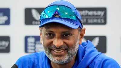 লর্ডসে তৃতীয় টেস্টের আগে সাংবাদিক বৈঠকে ভারতের ব্যাটিং কোচ বলেন, ‘ব্যক্তিগতভাবে আমার তো (এজবাস্টনের) উইকেটটা উপমহাদেশের (সম্ভবত ভারতের মতো উইকেট বোঝাতে চেয়েছিলেন) মতো মনে হয়নি। কারণ আমাদের বোলাররা যখন বল করছিল, তখন সবসময় বল ঘুরেছে। এমনকী দ্বিতীয় ইনিংসে ৪০ ওভারের পরেও বল ঘুরছিল। শেষদিনে বল কিছুটা স্পিন হচ্ছিল।’ (ছবি সৌজন্যে পিটিআই) লর্ডসে তৃতীয় টেস্টের আগে সাংবাদিক বৈঠকে ভারতের ব্যাটিং কোচ বলেন, ‘ব্যক্তিগতভাবে আমার তো (এজবাস্টনের) উইকেটটা উপমহাদেশের (সম্ভবত ভারতের মতো উইকেট বোঝাতে চেয়েছিলেন) মতো মনে হয়নি। কারণ আমাদের বোলাররা যখন বল করছিল, তখন সবসময় বল ঘুরেছে। এমনকী দ্বিতীয় ইনিংসে ৪০ ওভারের পরেও বল ঘুরছিল। শেষদিনে বল কিছুটা স্পিন হচ্ছিল।’ (ছবি সৌজন্যে পিটিআই)
