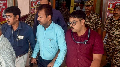 একইসুরে নির্যাতিতার পরিবারের আর্জির বিরোধিতা করেন আরজি কর মেডিক্যাল কলেজ ও হাসপাতালের প্রাক্তন অধ্যক্ষ সন্দীপ এবং টালা থানার প্রাক্তন ওসির আইনজীবী। যদিও কেন্দ্রীয় তদন্তকারী সংস্থা সিবিআই ইতিমধ্যে জানিয়েছে যে নির্যাতিতার বাবা-মায়ের আর্জিতে তাদের কোনও আপত্তি নেই। (ফাইল ছবি, সৌজন্যে পিটিআই) একইসুরে নির্যাতিতার পরিবারের আর্জির বিরোধিতা করেন আরজি কর মেডিক্যাল কলেজ ও হাসপাতালের প্রাক্তন অধ্যক্ষ সন্দীপ এবং টালা থানার প্রাক্তন ওসির আইনজীবী। যদিও কেন্দ্রীয় তদন্তকারী সংস্থা সিবিআই ইতিমধ্যে জানিয়েছে যে নির্যাতিতার বাবা-মায়ের আর্জিতে তাদের কোনও আপত্তি নেই। (ফাইল ছবি, সৌজন্যে পিটিআই)