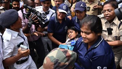 সূত্রের খবর, ইতিমধ্যে মামলা দায়েরের অনুমতি মিলেছে। সবকিছু ঠিকঠাক থাকলে চলতি সপ্তাহেই হাইকোর্টের বিচারপতি সৌমেন সেন ও বিচারপতি স্মিতা দে'র ডিভিশন বেঞ্চে শুনানি হতে পারে। যে বিষয়টি নিয়ে হাইকোর্টের বিচারপতি সৌগত ভট্টাচার্যের সিঙ্গল বেঞ্চ কোনও হস্তক্ষেপ করেনি বলে জানিয়েছেন বঞ্চিত চাকরিপ্রার্থীরা। (ফাইল ছবি, সৌজন্যে সমীর জানা/হিন্দুস্তান টাইমস) সূত্রের খবর, ইতিমধ্যে মামলা দায়েরের অনুমতি মিলেছে। সবকিছু ঠিকঠাক থাকলে চলতি সপ্তাহেই হাইকোর্টের বিচারপতি সৌমেন সেন ও বিচারপতি স্মিতা দে'র ডিভিশন বেঞ্চে শুনানি হতে পারে। যে বিষয়টি নিয়ে হাইকোর্টের বিচারপতি সৌগত ভট্টাচার্যের সিঙ্গল বেঞ্চ কোনও হস্তক্ষেপ করেনি বলে জানিয়েছেন বঞ্চিত চাকরিপ্রার্থীরা। (ফাইল ছবি, সৌজন্যে সমীর জানা/হিন্দুস্তান টাইমস)