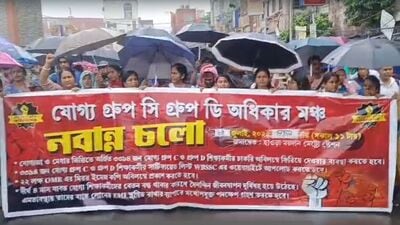 উল্লেখ্য, ২০১৬ সালের এসএসসি নিয়োগ প্রক্রিয়ার পুরো প্যানেল বাতিল করে দিয়েছে সুপ্রিম কোর্ট। চাকরিচ্যুত হয়েছেন প্রায় ২৬,০০০ জন শিক্ষক ও শিক্ষাকর্মী। তারপর নতুন করে পরীক্ষা নেওয়ার নির্দেশ দিয়েছে শীর্ষ আদালত। সেইমতো নয়া নিয়োগের বিজ্ঞপ্তি প্রকাশ করেছে কমিশন। কিন্তু তা নিয়ে মামলা দায়ের হয় হাইকোর্টে। নয়া নিয়োগ বিধির একাধিক বিষয় নিয়ে প্রশ্ন তোলেন বঞ্চিত চাকরিপ্রার্থীদের একাংশ।