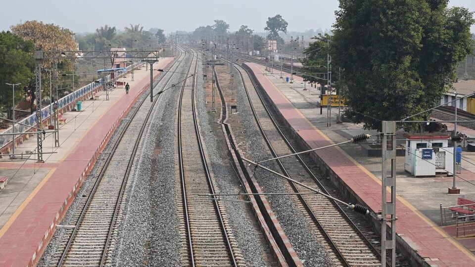 উল্লেখ্য, সামনেই বিহারে ভোট। তার আগেই বিধানসভা ভোটমুখী বিহারের জন্য এই ৪ বিশেষ ট্রেন ঘোষণা করেছে রেল। সদ্য কর্পুরি ঠাকুরের নামে নামাঙ্কিত রেল স্টেশন বিহারের কর্পুরি গ্রাম রেলস্টেশনে সফর করেন রেলমন্ত্রী। তখনই তিনি এই ৪ বিশেষ অমৃত ভারত ট্রেনের ঘোষণা করেন। তিনি পাটনার দিঘা ব্রিজ হল্ট পরিদর্শন করেন। খোঁজ নেন যাত্রী সুবিধার, সেখানে আলো ও নিরাপত্তার দিকটিরও খোঁজ নেন রেলমন্ত্রী। (ছবিটি প্রতীকী, সৌজন্যে ভারতীয় রেল)