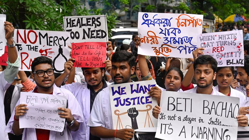 যদিও আরজি করের নির্যাতিতার বাবা-মায়ের আর্জি নিয়ে আপত্তি জানায় রাজ্য সরকার। মঙ্গলবার শিয়ালদা শিয়ালদার অতিরিক্ত মুখ্য বিচারবিভাগীয় ম্যাজিস্ট্রেট অরিজিৎ মণ্ডলের এজলাসে রাজ্যের আইনজীবী শীর্ষেন্দু বন্দ্যোপাধ্যায় সওয়াল করেন, হাইকোর্টে তদন্ত সংক্রান্ত মামলা চলছে। সেই পরিস্থিতিতে কারও ঘটনাস্থল পরিদর্শনের অধিকার নেই। তাই বাবা-মায়ের আবেদন একেবারেই গ্রহণযোগ্য নয়। (ছবিটি প্রতীকী, সৌজন্যে সমীর জানা/হিন্দুস্তান টাইমস)