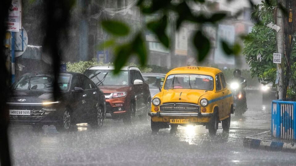 আবহাওয়ার পূর্বাভাসে বলা হচ্ছে, দক্ষিণবঙ্গে আজ বেশ কিছু জেলার কিছু অংশে ৩০ থেকে ৪০ কিলোমিটার গতিতে দমকা হাওয়া বয়ে যাওয়ার সম্ভাবনা রয়েছে। তবে বলা হচ্ছে, মঙ্গলবার বিকেল থেকে পরিস্থিতি স্বাভাবিকের দিকে যেতে পারে, কমতে পারে বৃষ্টি। বুধবার থেকে শুক্রবার পর্যন্ত বৃষ্টির সম্ভাবনা কমবে, নেই ভারী বৃষ্টির সম্ভাবনা। তবে শনিবার থেকে ফের বৃষ্টির সম্ভাবনা রয়েছে। । (ফাইল ছবি, সৌজন্যে এপি)