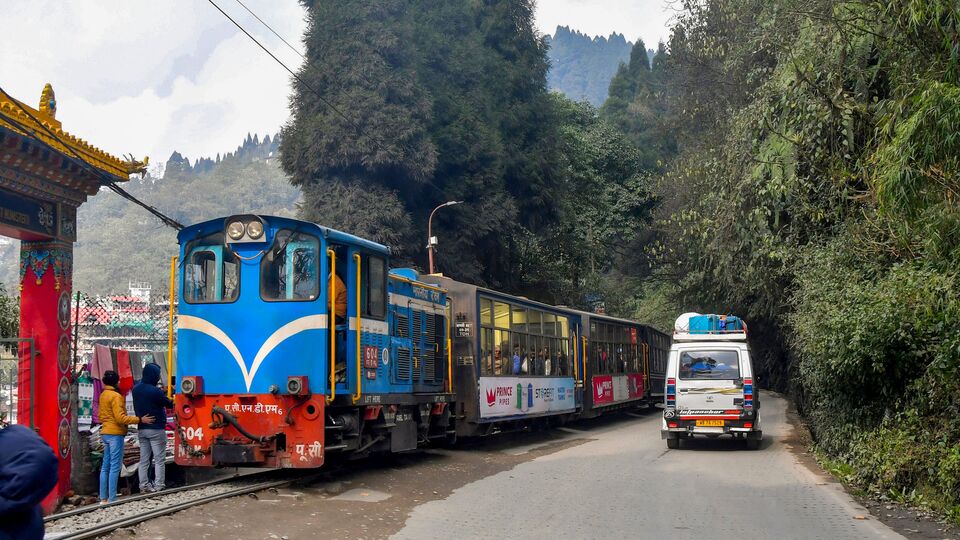 ১৮৮১ সালে প্রথম টয়ট্রেন চালু হয়েছিল দার্জিলিংয়ে। পাহাড়ে টয়ট্রেনের দীর্ঘ যাত্রা। কখনও ধসের কারণে, কখনও রাজনৈতিক অস্থিরতার জেরে থমকে গিয়েছে টয়ট্রেনের যাত্রা। আবার নতুন করে চালু হয়েছে টয়ট্রেন। পাহাড়ে বেড়াতে গেলে টয়ট্রেনে চড়ার মজাই আলাদা। (PTI Photo) (PTI)