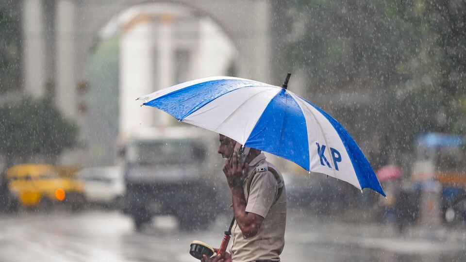 উত্তরবঙ্গের আবহাওয়া- আজ মঙ্গলবার দিনভর বিক্ষিপ্ত বর্ষণ হতে পারে উত্তহবঙ্গের বিভিন্ন জেলায়। হিমালয় সংলগ্ন দার্জিলিং, কালিম্পং, জলপাইগুড়ি, আলিপুরদুয়ার এবং কোচবিহারে বিক্ষিপ্ত বর্ষণ হতে পারে। তবে বৃহস্পতিবার থেকে কিছুটা কমতে পারে বৃষ্টি। (ছবি সৌজন্যে পিটিআই)