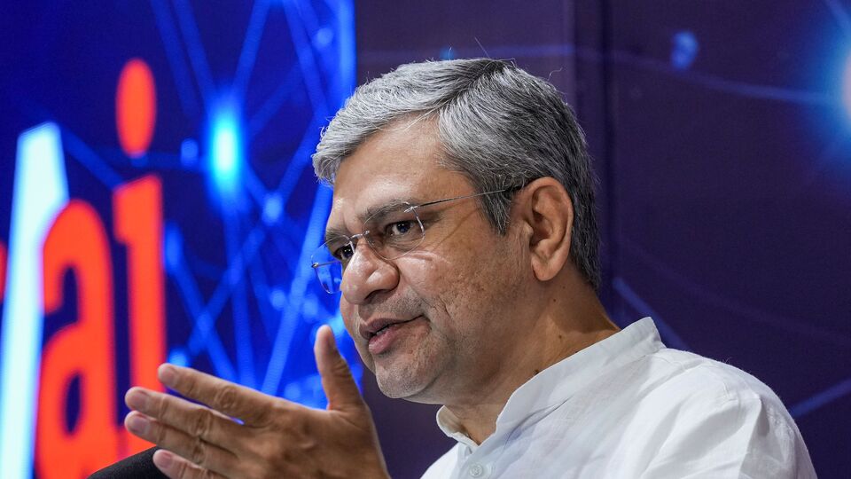 ইতিমধ্যেই ভারতীয় রেলের স্পিডস্টার 'বন্দে ভারত' গতির দিক থেকে তাক লাগিয়ে দিয়েছে। দেশের নানান রুটে এই মুহূর্তে ছুটে যাচ্ছে এই ট্রেন। এবার খবর ‘অমৃত ভারত’ ট্রেনকে নিয়ে। সদ্য রেল মন্ত্রী অশ্বিনী বৈষ্ণো জানিয়েছেন, এবার নয়া ৪ 'অমৃত ভারত' 'ট্রেন আসছে। কোন কোন রুটে তা ছুটবে? বাংলার জন্য কি রয়েছে কোনও সুখবর? দেখে নেওয়া যাক। (PTI Photo/Kamal Singh)(PTI05_30_2025_000230A)(PTI)