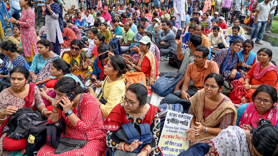 ঠিকভাবে তো নিয়োগই হয়নি। দুর্নীতি হয়েছে। বাতিল করে দেওয়া হয়েছে পুরো প্যানেল। সেই পরিস্থিতিতে স্কুল সার্ভিস কমিশনের (এসএসসি) নয়া নিয়োগ প্রক্রিয়ায় শিক্ষকতার অভিজ্ঞতার জন্য অতিরিক্ত ১০ নম্বর দেওয়া হবে কেন? সেই প্রশ্ন তুলে কলকাতা হাইকোর্টের সিঙ্গল বেঞ্চের রায়কে চ্যালেঞ্জ করে বিচারপতি সৌমেন সেনের ডিভিশন বেঞ্চে মামলা করলেন বঞ্চিত চাকরিপ্রার্থীদের একাংশ। (ফাইল ছবি, সৌজন্যে পিটিআই)