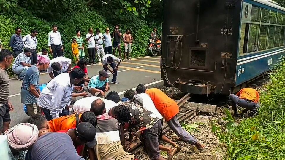 পুজোর আগেই দার্জিলিংয়ে টয়ট্রেনের নতুন তিনটি রুট চালু হতে পারে। যাঁরা শিলিগুড়ি থেকে দার্জিলিং পর্যন্ত দীর্ঘ সময়ে টয় ট্রেনে যেতে চান না তাঁদের জন্য এবার সংক্ষিপ্ত রুটে টয়ট্রেন চড়ার ব্যবস্থা থাকবে। এর মাধ্য়মে টয়ট্রেনে চড়ার আনন্দও উপভোগ করা যাবে। আবার ঘণ্টার পর ঘণ্টা ধরে টয়ট্রেনে থাকতে হবে না। (PTI Photo)(PTI)